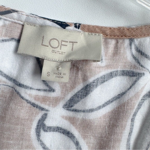 Ann Taylor loft beige ruffle sleeve top ❤️ - Picture 4 of 6